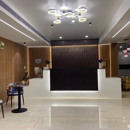 Le Shiv Executive Suite Тхени Экстерьер фото