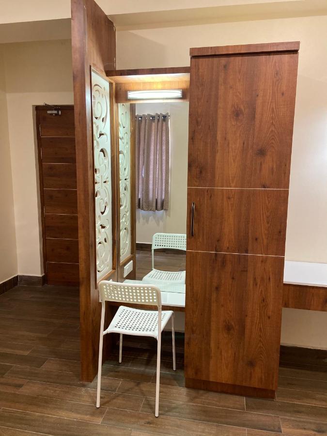Le Shiv Executive Suite Тхени Экстерьер фото