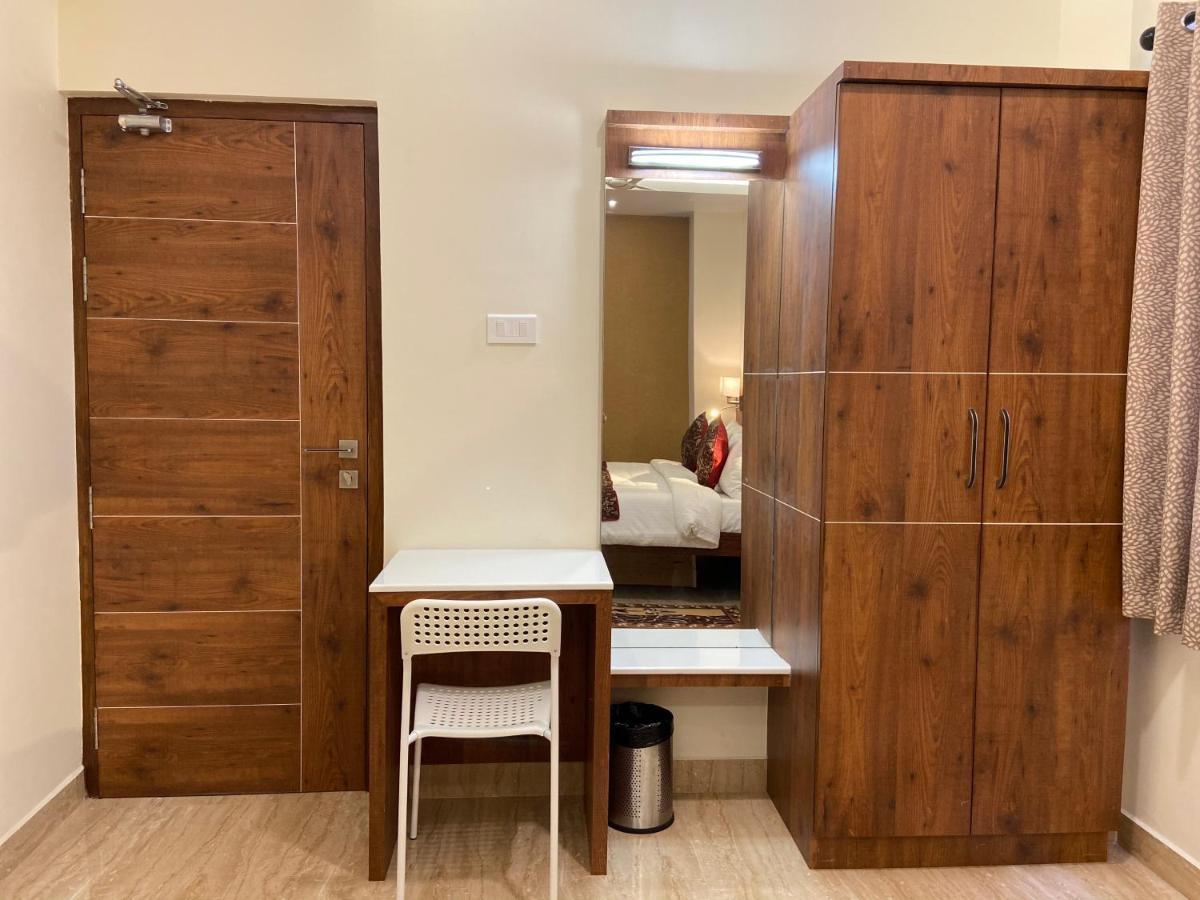 Le Shiv Executive Suite Тхени Экстерьер фото