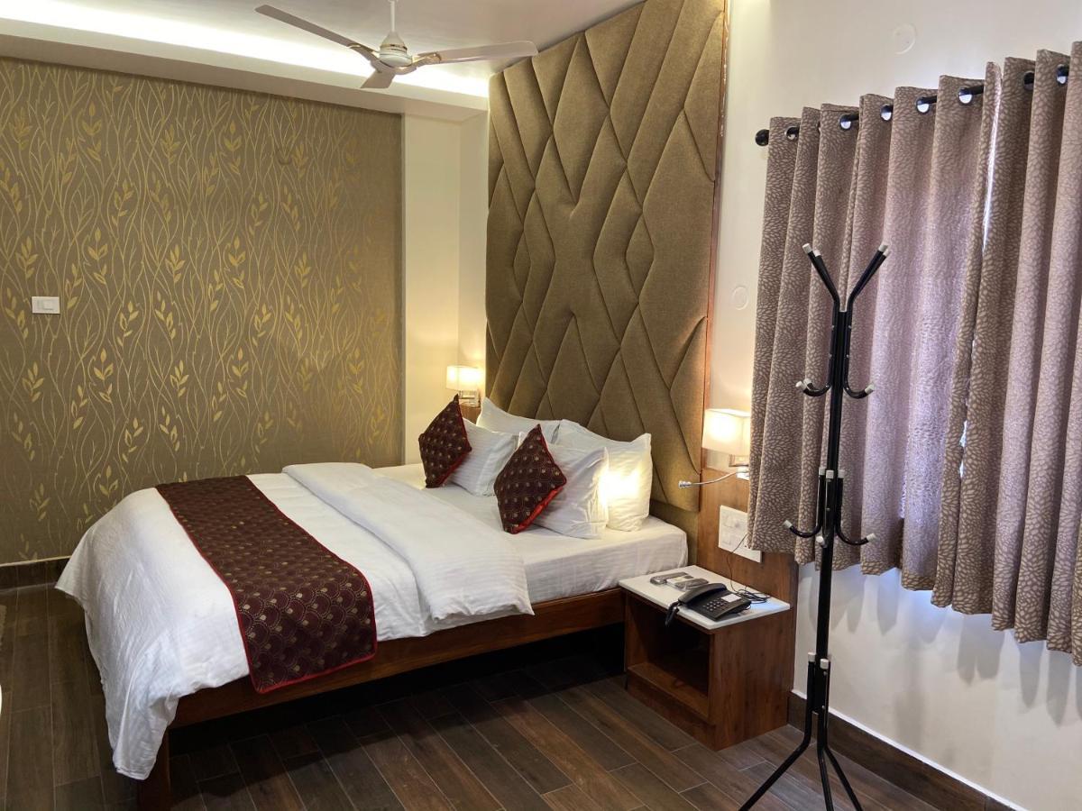 Le Shiv Executive Suite Тхени Экстерьер фото