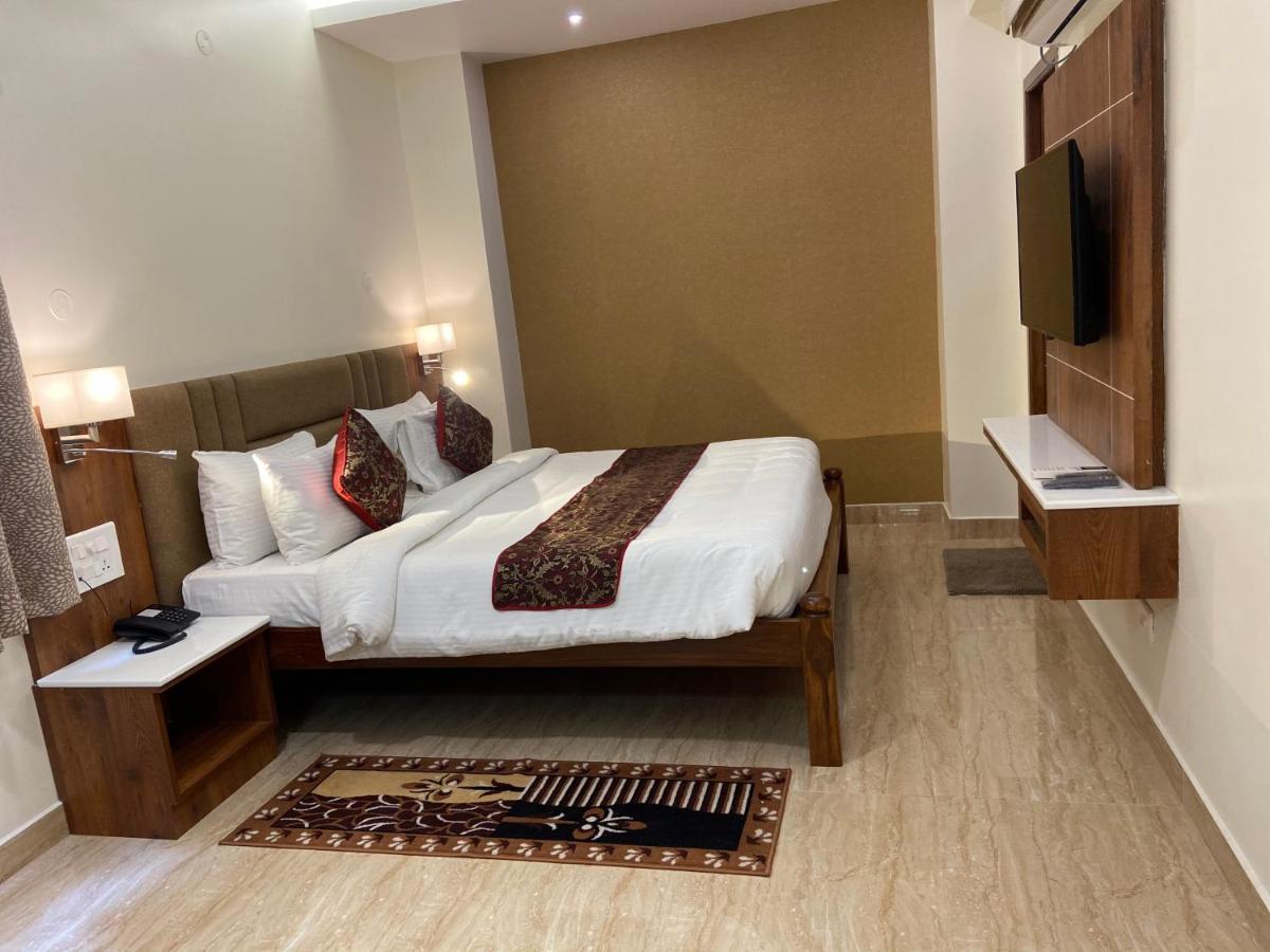 Le Shiv Executive Suite Тхени Экстерьер фото