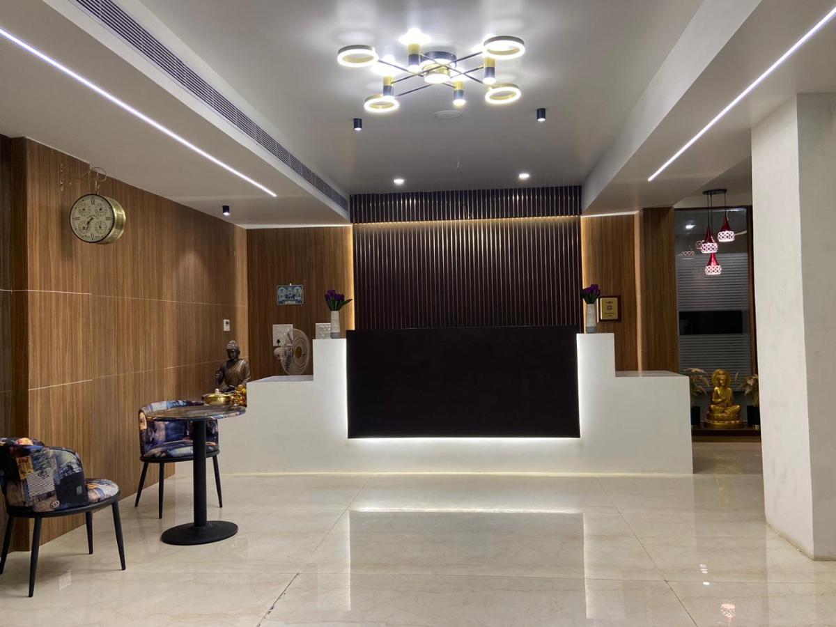 Le Shiv Executive Suite Тхени Экстерьер фото