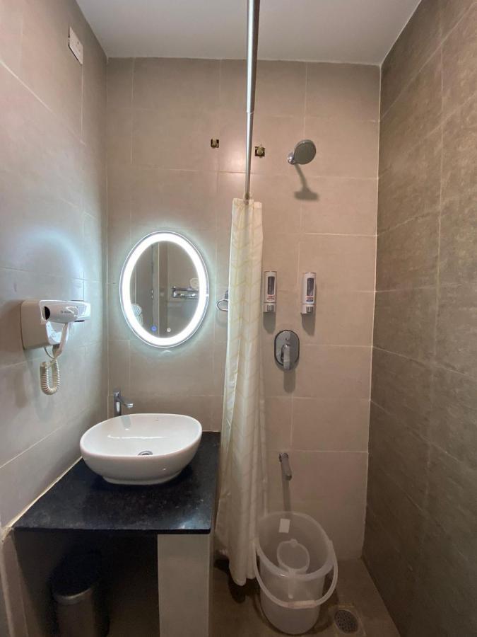 Le Shiv Executive Suite Тхени Экстерьер фото