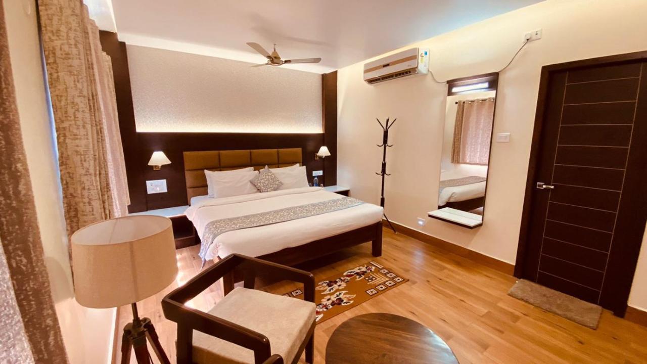 Le Shiv Executive Suite Тхени Экстерьер фото