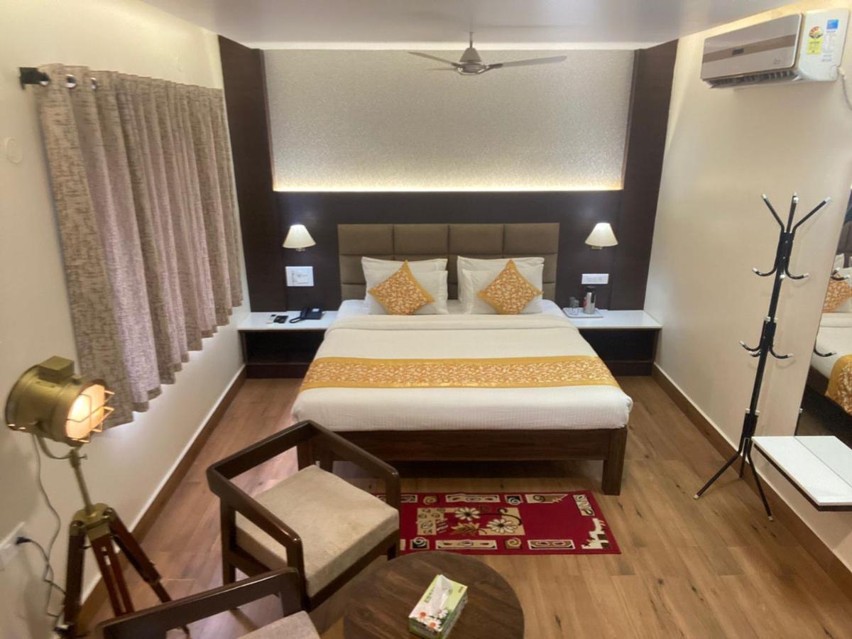 Le Shiv Executive Suite Тхени Экстерьер фото