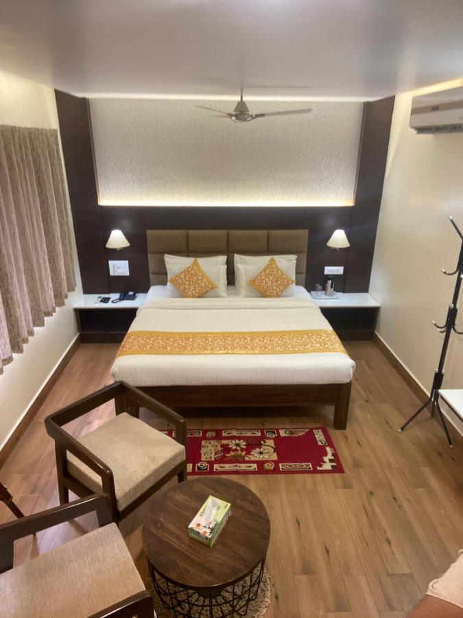 Le Shiv Executive Suite Тхени Экстерьер фото