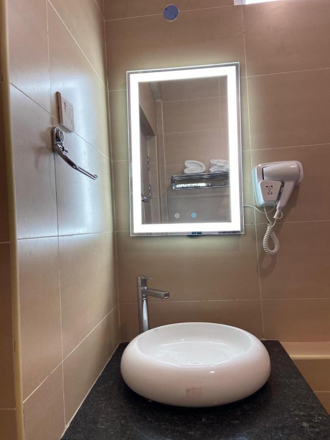 Le Shiv Executive Suite Тхени Экстерьер фото