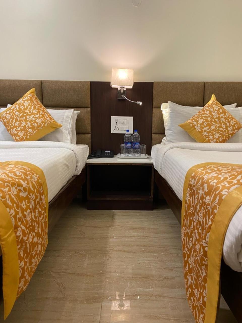 Le Shiv Executive Suite Тхени Экстерьер фото